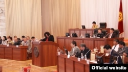 Жогорку Кеңеш июнь коогасын иликтеген депутаттык комиссиянын бүтүмүн угууда, 2-июнь.