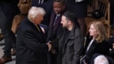 Donald Tramp (çepde) we Wolodymyr Zelenskiý (arhiw suraty).