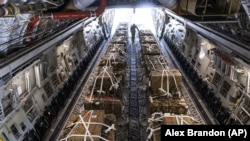 Un avion de transport C-17, încărcat cu muniții și echipamente militare destinate Ucrainei, la baza americană Dover, Delaware, 29 aprilie 2022