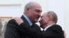 Președintele rus Vladimir Putin (dreapta), oferindu-i omologul său din Belarus, Aleksandr Lukașenko (stânga) un salut călduros în timpul unei întâlniri de la Kremlin, Moscova, pe 29 decembrie 2018.