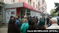 Премьер-министр Грузии Ираклий Гарибашвили объявил сегодня, что правительство все-таки смогло найти средства для увеличения пенсий в будущем году