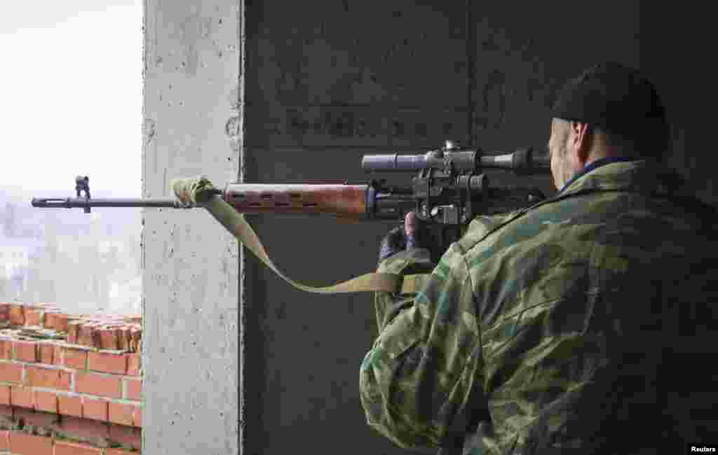 Снайпер бойовиків спостерігає у приціл за територією&nbsp;аеропорту Донецька, 21 жовтня 2014 року 