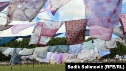 U Memorijalnom centru u Potočarima, s ciljem dokumentovanja priča žena koje su preživele genocid u Srebrenici, postavljena je umetnička instalacija "Majčina marama", 10. jul 2022.