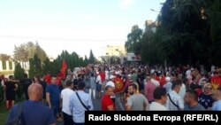 Demonstranti pred zgradom Vlade u Skoplju, Sjeverna Makedonija, 7. juli 2022.
