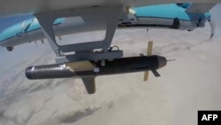 Fotografie de pagina oficială de internet a armatei iraniene, 11 septembrie 2020, arată o dronă Simorgh iraniană care transportă o armă în timpul unui exercițiu militar în Golf.