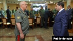 Պաշտպանության նախարար Սուրեն Պապիկյան և ԶՈՒ ԳՇ պետի տեղակալ Կամո Քոչունց, արխիվ