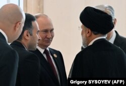 Wladimir Putin Aşgabatda geçirilen 6-njy Hazar sammitiniň çäginde, Eýranyň prezidenti Ybraýym Raýisi bilen gepleşýär, 2022-nji ýylyň 29-njy iýuny.