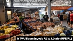 Vásárlók és árusok a Bosnyák téri vásárcsarnok szabadtéripiac-részén, a Csömöri útnál 2022. július 2-án