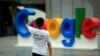 Da li kompjuteri mogu biti osjećajni bila je tema decenijske debate među filozofima, psiholozima i kompjuterskim naučnicima. Foto: Logo Googlea tokom Svjetske konferencije o umjetnoj inteligenciji u Šangaju, Kina, 17. septembar 2018. 