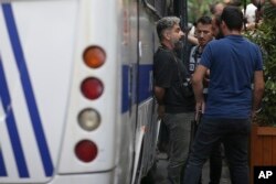 Turski fotoreporter Bulent Kilić priveden je tokom marša LGBTQ ponosa u Istanbulu, Turska, u nedjelju, 26. juna 2022.