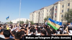 Протест в Нукусе против предложенных Ташкентом поправок к Конституции Узбекистана, предусматривавших лишение Каракалпакстана автономии. 1 июля 2022 года.