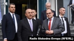 Cavusoglu (lijevo) sa Schmidtom (desno) u Sarajevu, 17. juna 2022. 
