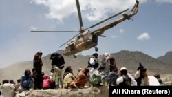 Talibanski helikopter polijeće nakon što je 23. juna dovezao pomoć na mjesto zemljotresa u Gajanu u provinciji Paktika.