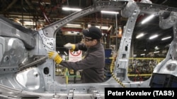 Radnik sklapa novi model u Nissanovoj fabrici izvan Sankt Peterburga.