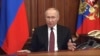 Кадър от телевизионното обръщение на Владимир Путин от тази сутрин. В 6 ч. местно време той обяви началото на "военна операция" срещу Украйна. Целта на операцията е да "денацифицира" Киев, каза той.