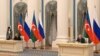 Президенты России и Азербайджана - Владимир Путин (справа) и Ильхам Алиев - подписывают декларацию о российско-азербайджанском союзническом взаимодействии, Москва, 22 февраля 2022 г.