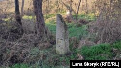 Мармурові таблички з написами на багатьох пам'ятниках відсутні