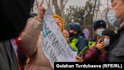 Ички иштер министрлигинин алдындагы журналист Болот Темировду жана төкмө акын Болот Назаровду колдоо митинги. 23-январь, 2022-жыл. 