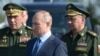 «Для Путина уничтожение Украины как современной страны сейчас почти так же важно, как и все остальное», – говорит британский историк Лоуренс Фридман. На фото: президент России Владимир Путин в окружении министра обороны Сергей Шойгу и начальника Генштаба Валерия Герасимова.