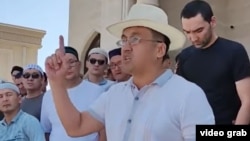 Dauletmurat Tažimuratow geçen ýylyň tomsunda, awtonom respublika baradaky protestlerde tarapdarlaryna ýüzlenýär.