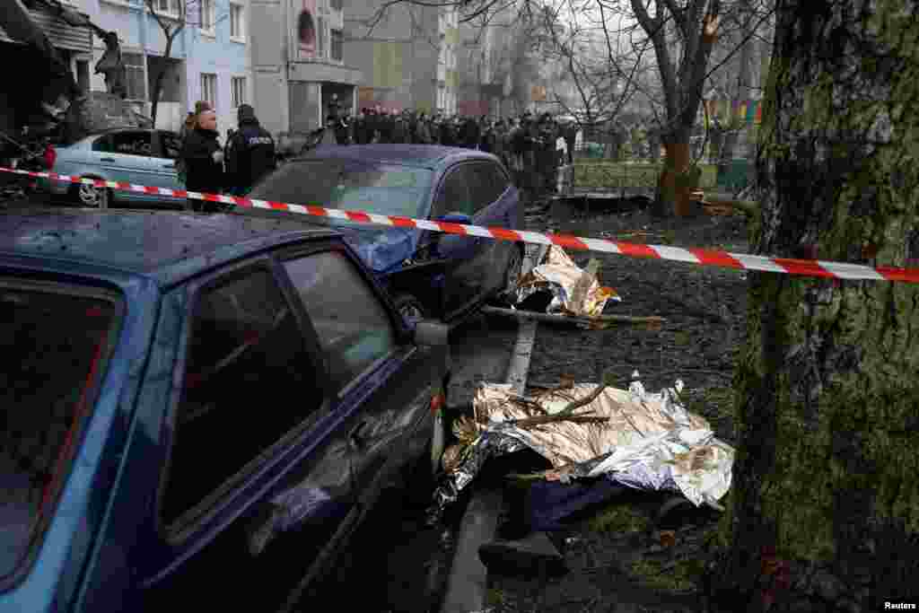 Кроме погибших в вертолете погибли также несколько детей, которые находись на территории детского сада &quot;Родничок&quot;: по информации главы Киевской областной военной администрации Алексея Кулебы, их трое