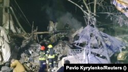 Spasilačke ekipe pretražuju ruševine u potrazi za preživjelima i žrtvama, Kramatorsk, Ukrajina, 1. februar 2023.