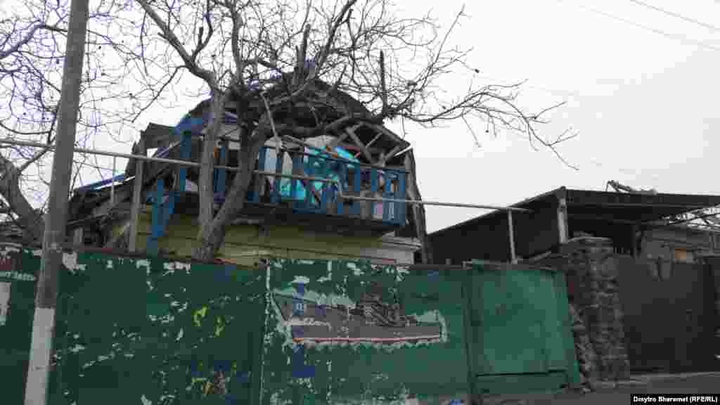 Військовий корабель на воротах, схожий на затонулий російський крейсер &laquo;Москва&raquo;
