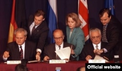 Serb prezidenti Slobodan Miloşewiç (çepde), bosniýa prezidenti Aliýa Izetbegowiç (ortada) we horwat prezidenti Franýo Tudman (sagda) Ohaýo ştatynyň Deýton şäherinde 21 gün dowam eden gepleşiklerden soňra deslapky parahatçylyk ylalaşyga gol çekýär. 21-nji noýabr, 1995