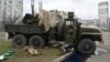 Тела российских военнослужащих в украинской форме внутри и рядом с автомашиной. Они были застрелены во время атак на столицу Украины Киев 25 февраля.