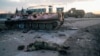 Тялото на войник без обозначителни знаци, за когото украинската армия твърди, че е руски, лежи на пътя към Харкив (Харков). 24 февруари 2022.