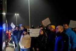 Ljudi iz cijele Poljske drže na kojima ljudima koji su pobjegli od ruske invazije na Ukrajinu nude vožnju do odredišta širom Poljske, 27. februara 2022.