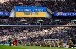"Fudbal stoji zajedno" znak na stadionu prije utakmice Chelsea i Liverpoola, 27. februara