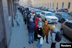Росіяни стоять у черзі, щоб зняти готівку у банкоматі. Санкт-Петербург, Росія, 2022 рік