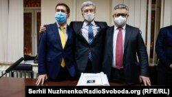 П'ятий президент України Петро Порошенко (посередині) з адвокатами в суді. Ліворуч від нього на фото Ілля Новіков, а праворуч – Ігор Головань. Київ 17 січня 2022 року 