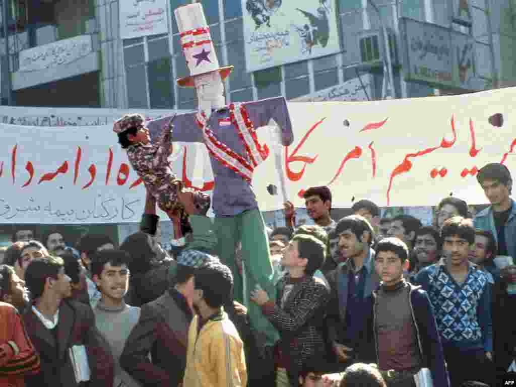 Demonstranti nose lutku tadašnjeg američkog predsednika 18. novembar 1979. - Karter je prekunuo diplomatske veze sa Islamskom Republikom Iran.