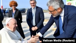 Papa Franjo pred ukrcavanje na avion, Rim, 24. juli 2022.