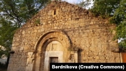 Një fotografi e vitit 2018 e Kishës së Nënës së Shenjtë të Zotit në rajonin Hadrutit. Shkrimi armen është i dukshëm sipër hyrjes.