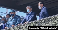 Gazagystanyň prezidenti Kasym-Žomart Tokaýew Almaty sebitinde Içeri işler ministrliginiň Milli gwardiýasynyň bölümleriniň türgenleşigine syn edýär. 2021-nji ýylyň 22-nji awgusty.