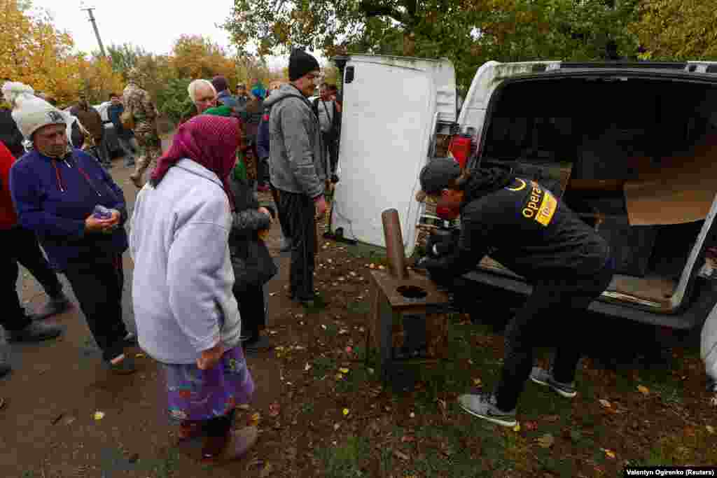 Un voluntar de la OperationAid distribuie sobe locuitorilor dintr-un sat din regiunea Nikolaev, la 25 octombrie.&nbsp; Ludvig Ramestam, unul dintre fondatorii organizației caritabile suedeze OperationAid, a declarat pentru RFE/RL că sobele devin tot mai importante în întreaga Ucraină, deoarece Rusia vizează infrastructura energetică. &bdquo;Iarna se apropie și aș spune că abia acum, în octombrie, începem să vedem ce ne va aștepta în Ucraina&quot;, spune el.&nbsp; &nbsp;