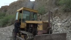 Бир айылга суу жеткирген эски трактор