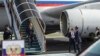 Премьер-министр Узбекистана Абдулла Арипов встречает президента РФ Владимира Путина в аэропорту Самарканда, 15 сентября 2022 года. 