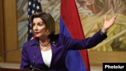 Dosadašnja predsjednica Predstavničkog doma Nensi Pelosi ostaje u Kongresu, ali se povlači sa liderske pozicije Demokrata. 