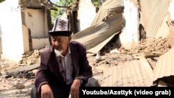 85 жаштагы Пайзыла Ысманов чек арадагы куралдуу кагылышта талкаланган үйүнүн жанында. Ак-Сай, Капчыгай айылы. 21-сентябрь, 2022-жыл.