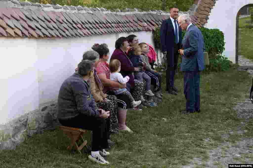 Fotografija snimljena u maju ove godine, na kojoj tadašnji princ Čarls razgovara s lokalnim stanovništvom u Transilvaniji. Čarls je prvi put posjetio Transilvaniju 1998. godine i rekao je da se odmah zaljubio u Rumuniju. Britanski kralj može pratiti svoju lozu do Vlada Tepeša, jednog od rumunskih nacionalnih heroja koji je bio poznat i kao &quot;Vlad nabijač&quot; zbog svog nemilosrdnog odnosa prema neprijateljima.