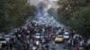 Slika koju je AFP dobio izvan Irana 21. septembra 2022. prikazuje iranske demonstrante koji izlaze na ulice glavnog grada Teherana tokom protesta za Mahsu Amini, nekoliko dana nakon što je umrla u policijskom pritvoru.
