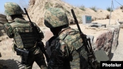 Ushtarë armenë në kufi me Azerbajxhanin, gusht 2022. 