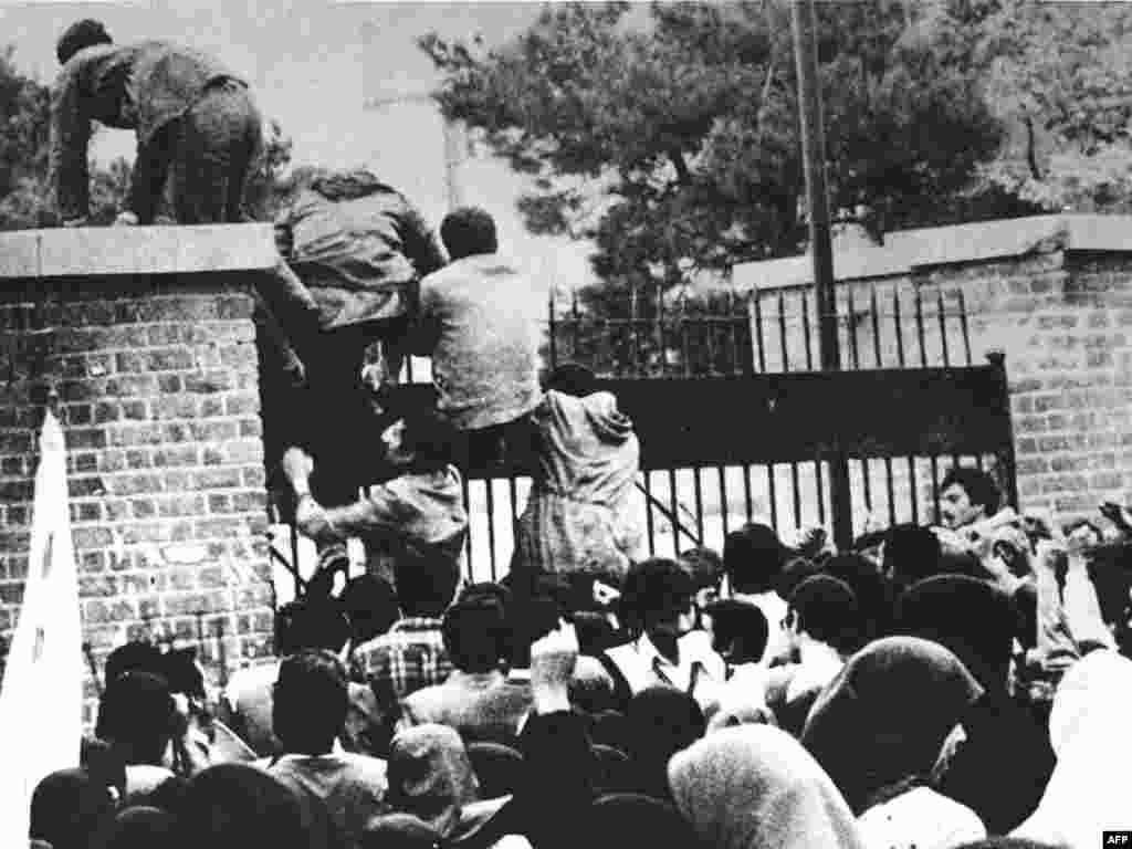 4. novembar 1979., nekih 400 radikalnih studenata se popelo preko ograde Ambasade SAD u Teheranu