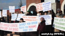 Gyrgyzystanly mugallymlar protest şygarlary bilen çykyş edýärler. Ýeti-Oguz, Yssyk-Köl welaýaty, 13-nji dekabr, 2010. 