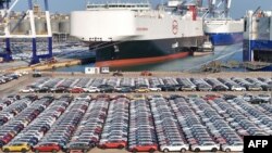 Mașini electrice chinezești așteptând să fie îmbarcate în portul Yantai din estul Chinei, la 10 ianuarie. Constructorii europeni de automobile fac tot ce pot, apelând mai ales la UE, să limiteze impactul concurenței lor chinezești, în general mai ieftine. (Foto: AFP)