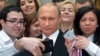 Молодой человек (слева) делает селфи с президентом России Владимиром Путиным после его «прямой линии». Москва, 16 апреля 2015 года.